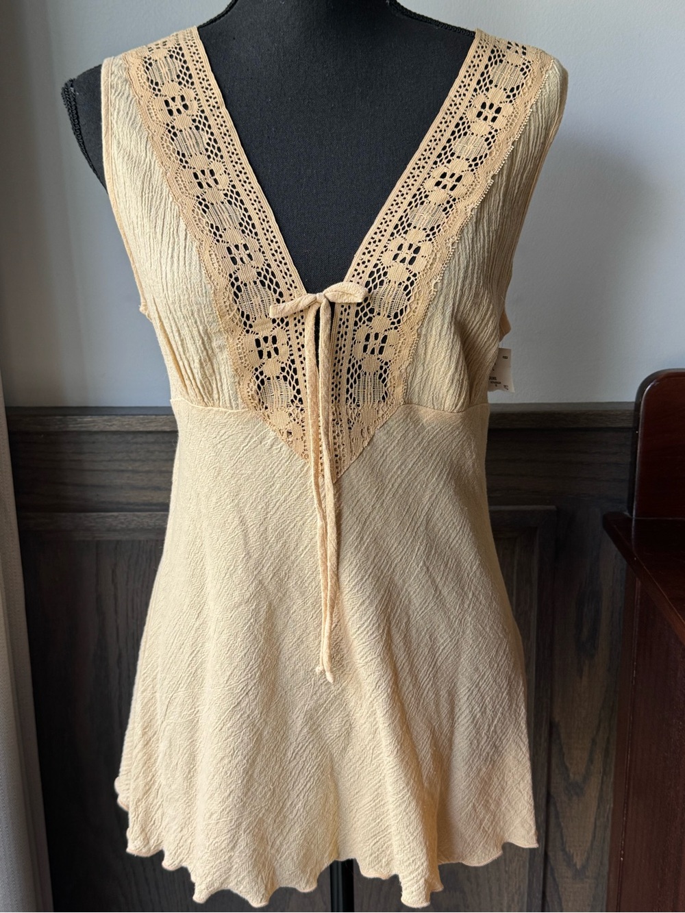 Xhilaration Y2K Cream Lace-Trim V-Neck Tank Top NWT rare find!